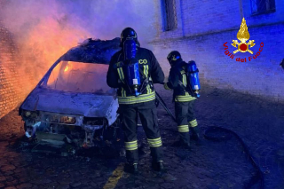 Montegiorgio - Furgone di un ambulante in fiamme, indagano i carabinieri